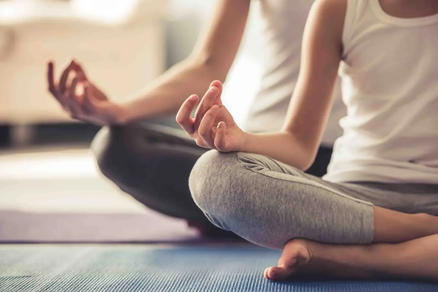 Frauen machen Hormon-Yoga