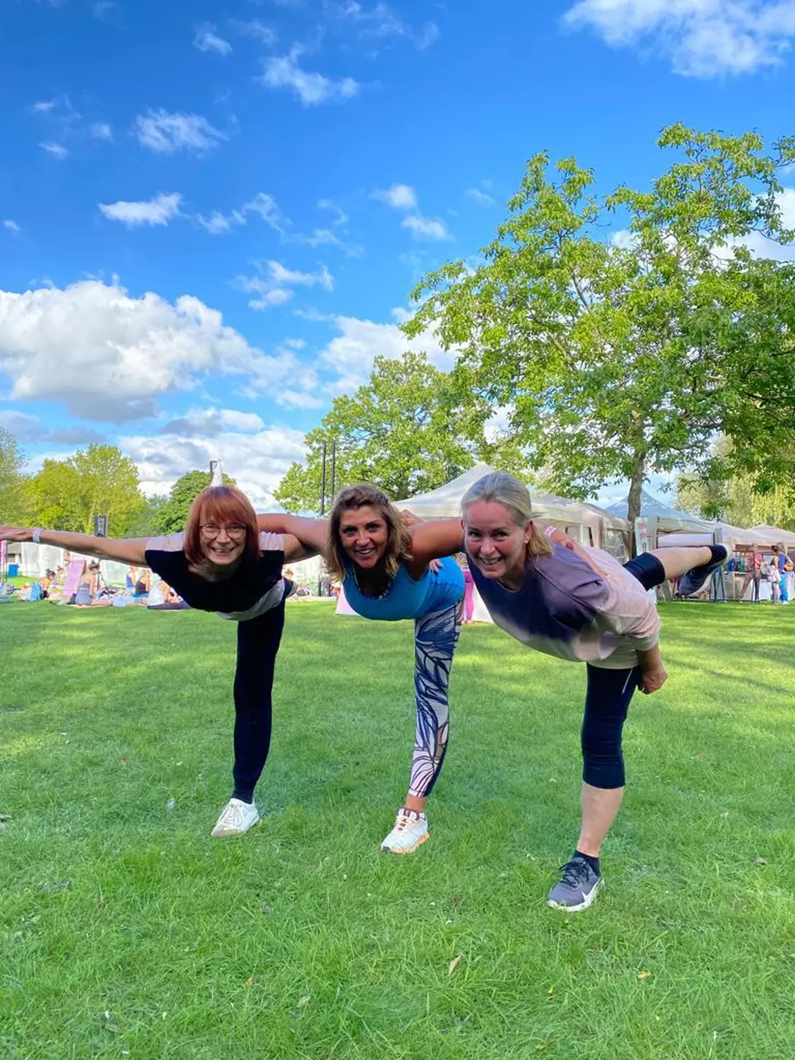 Frauen machen Yoga