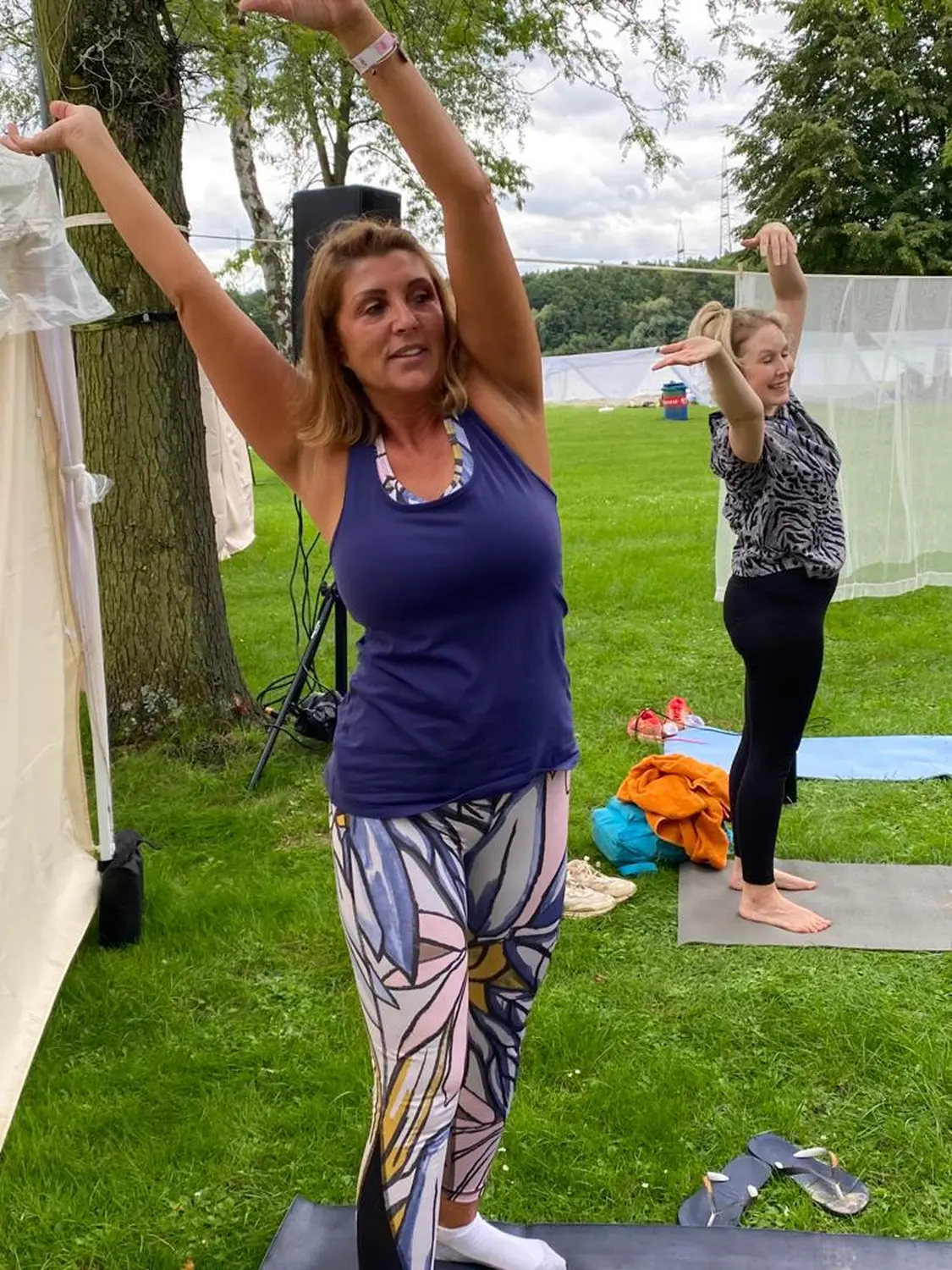 Frauen machen Yoga