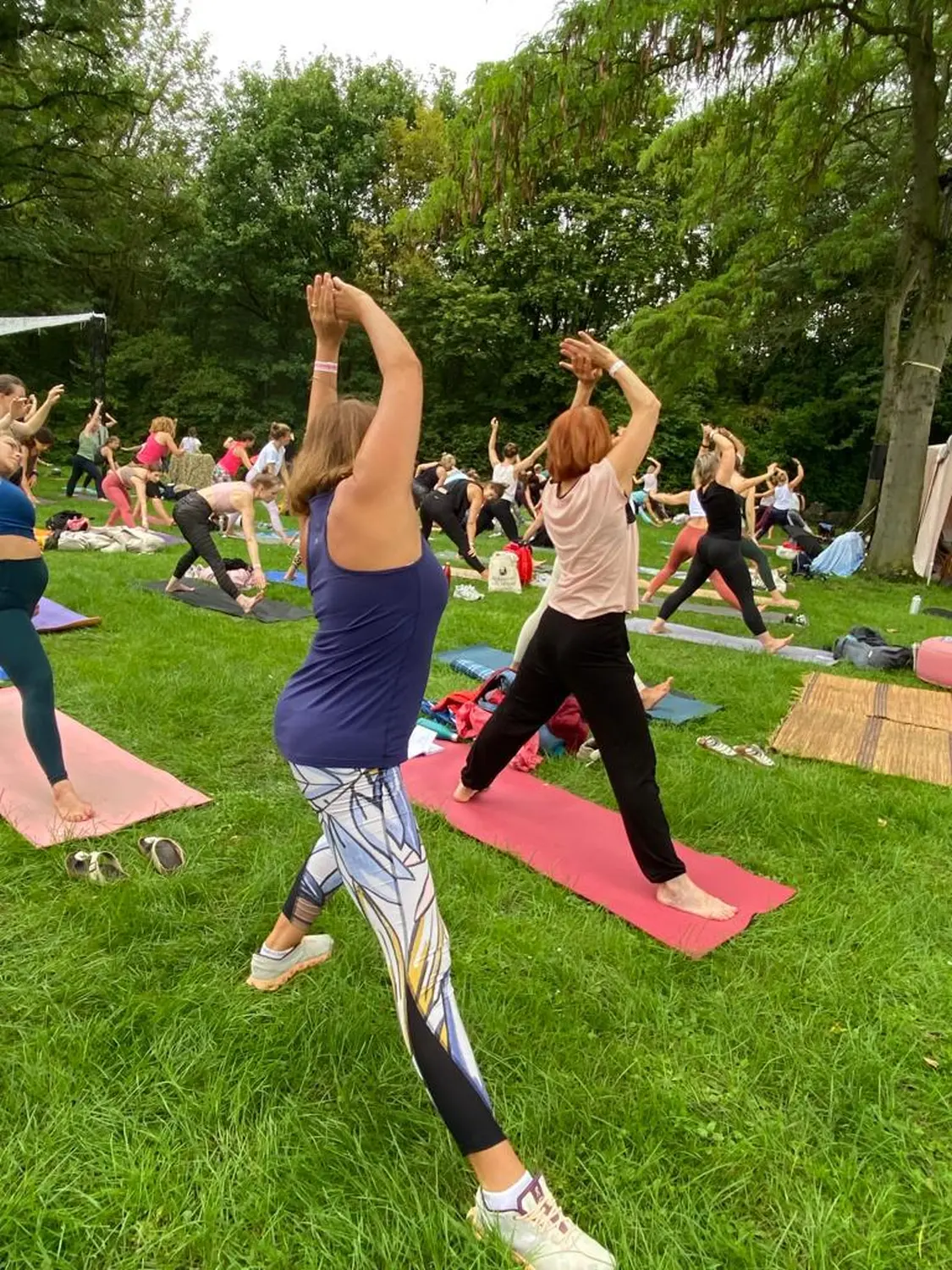 Frauen machen Yoga