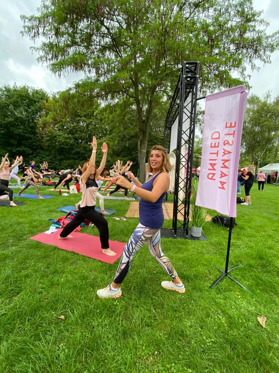 Frauen machen Yoga