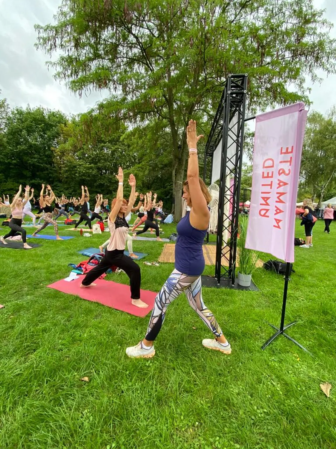 Frauen machen Yoga